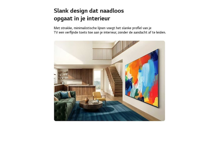 Een LG QNED evo AI QNED90 Mini LED ultragrote tv hangt aan de muur in een moderne woonkamer en laat in het groot een astronautenscène zien op een breed scherm dat de kamer helemaal vult en voor een echte bioscoopervaring zorgt.